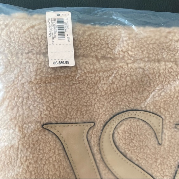 NWT Victoria’s Secrets Plush Fleece Tote - Picture 3 of 7